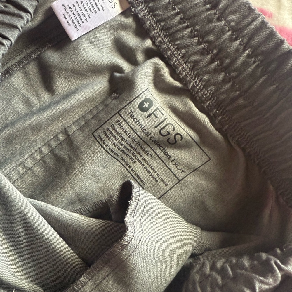 FIGS Graphite Scrub Set - Picture 3 of 3